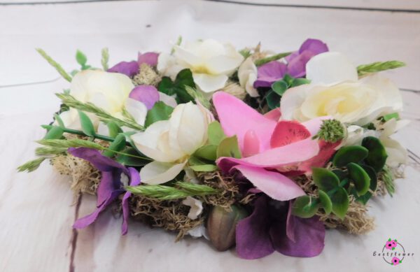 Tischkranz mit lila und creme Blüten