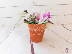 Terrakottatopf mit weiß-lila Blüte