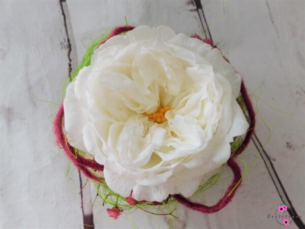 Tellergesteck mit weißer kpnstlicher Rose